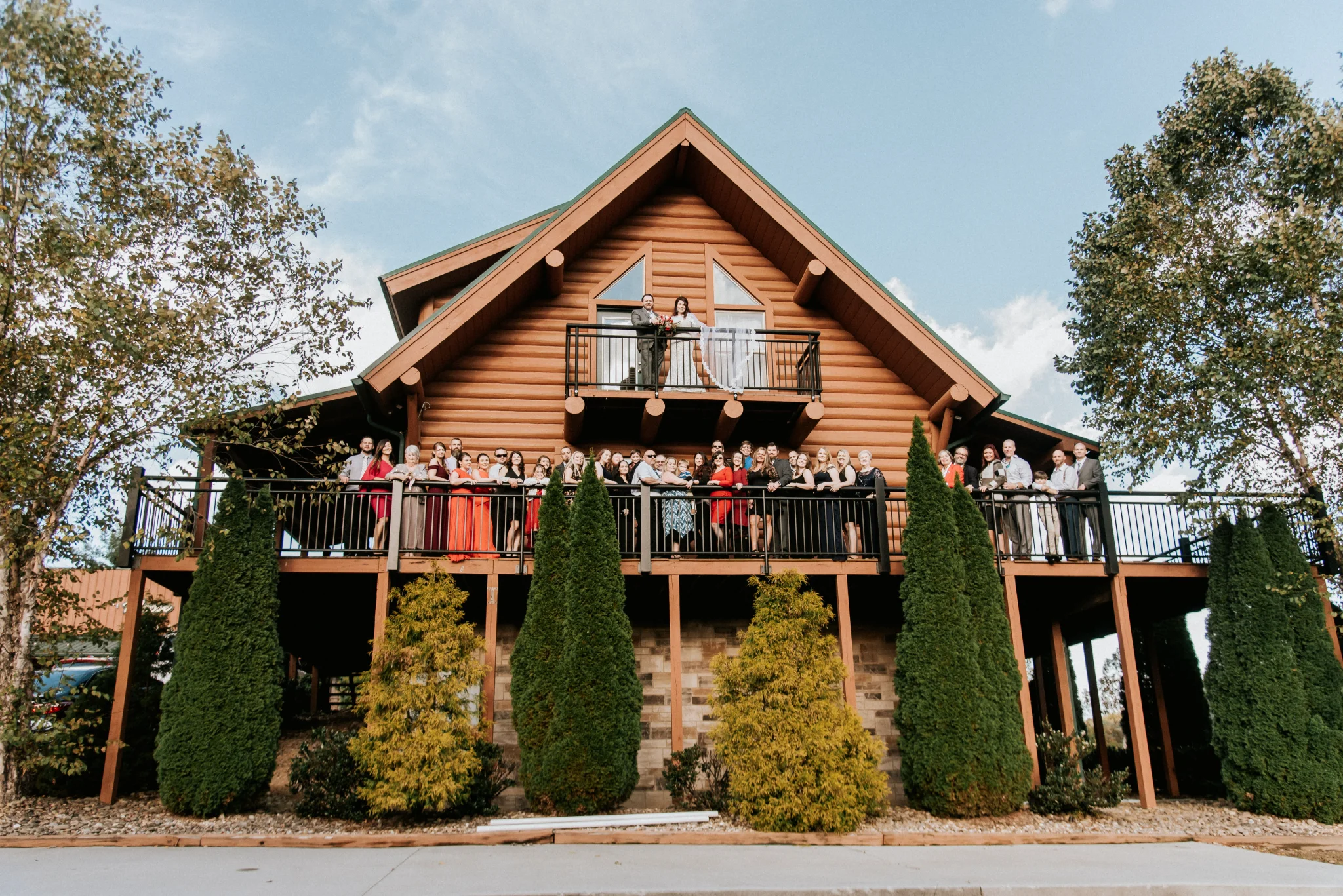 Large wedding party on log cabin deck near Dollywood at Moose Hollow Lodge in Pigeon Forge Smoky Mountains