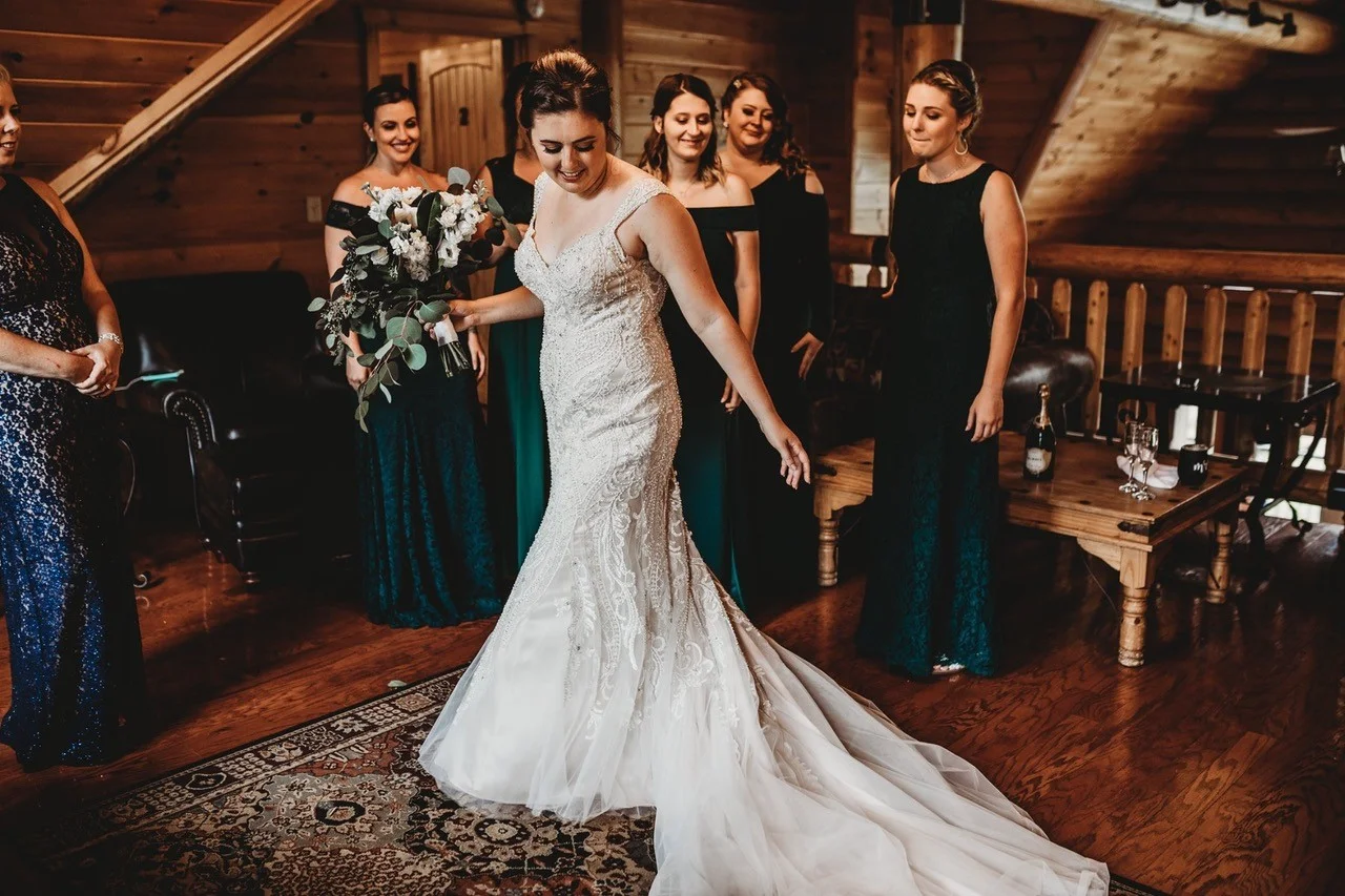 Bride and bridesmaids in rustic log cabin bridal suite at Moose Hollow Lodge in Pigeon Forge